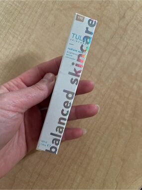 TULA ~ RADIANT SKIN BRIGHTENING SERUM CONCEALER ~ # 110 LIGHT WARM